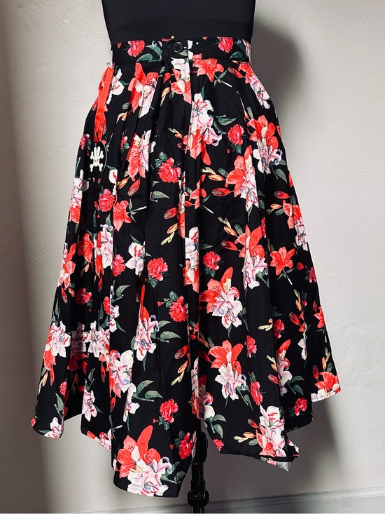 Hell Bunny Dresses & Skirts - NWT Hell Bunny Floral A-Line Midi Swing Skirt in Black with Red & Pink Blooms